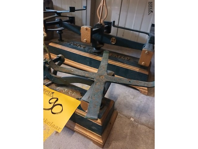 Lot 90 - antieke weegschaal onderstel. 2 stuks - afbeelding 4 van  5
