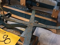 Lot 90 - antieke weegschaal onderstel. 2 stuks - afbeelding 4 van  5