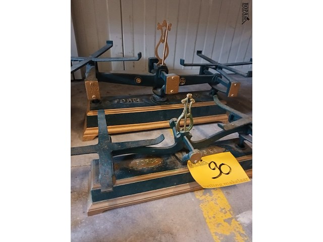 Lot 90 - antieke weegschaal onderstel. 2 stuks - afbeelding 5 van  5