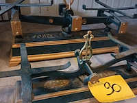 Lot 90 - antieke weegschaal onderstel. 2 stuks - afbeelding 5 van  5