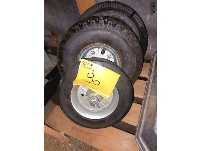Lot 90 - banden voor steekwagens. 3 stuks - afbeelding 1 van  3