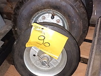Lot 90 - banden voor steekwagens. 3 stuks - afbeelding 1 van  3