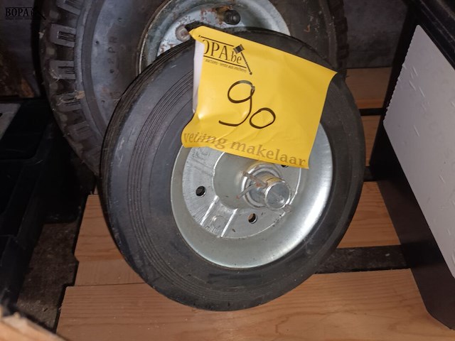 Lot 90 - banden voor steekwagens. 3 stuks - afbeelding 2 van  3