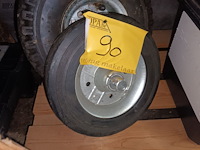 Lot 90 - banden voor steekwagens. 3 stuks - afbeelding 2 van  3