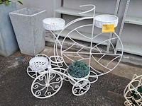 Lot 90 - decoratieve metalen plantenstandaard - 2 stuks nostalgische - afbeelding 3 van  4