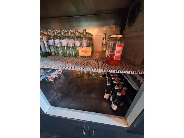 Lot 90 - flesjes water en 0% bier - afbeelding 1 van  2