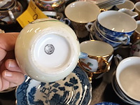 Lot 90 - grote partij tafelgerei in porselein. 80 stuks - afbeelding 6 van  8