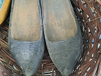 Lot 90 - houten klompen in rieten mand - afbeelding 2 van  4