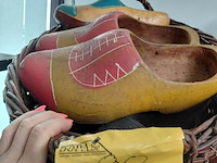 Lot 90 - houten klompen in rieten mand - afbeelding 4 van  4
