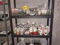 Lot 90 - keukenmateriaal en huisraad - afbeelding 1 van  5