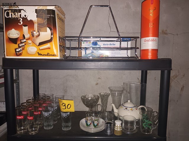 Lot 90 - keukenmateriaal en huisraad - afbeelding 2 van  5