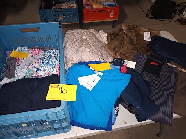 Lot 90 - kledij - afbeelding 1 van  5