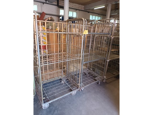Lot 90 - rolcontainer. 2 stuks - afbeelding 1 van  2
