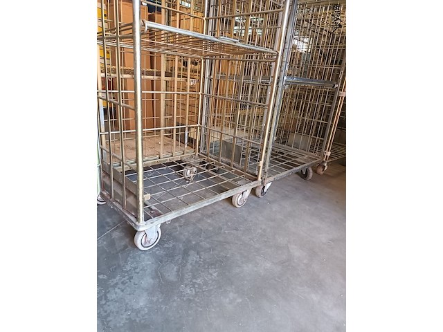 Lot 90 - rolcontainer. 2 stuks - afbeelding 2 van  2