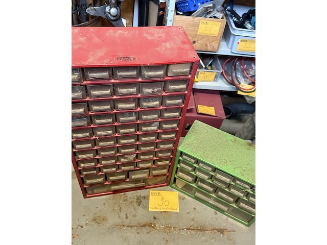 Lot 90 - rood en groene metalen ladekast met plastiek lades: diverse - afbeelding 1 van  9