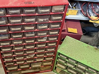 Lot 90 - rood en groene metalen ladekast met plastiek lades: diverse - afbeelding 1 van  9