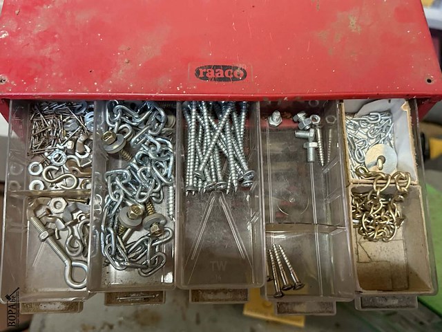 Lot 90 - rood en groene metalen ladekast met plastiek lades: diverse - afbeelding 2 van  9