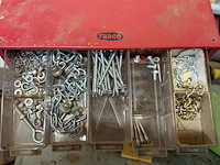 Lot 90 - rood en groene metalen ladekast met plastiek lades: diverse - afbeelding 2 van  9