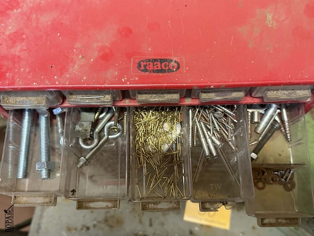 Lot 90 - rood en groene metalen ladekast met plastiek lades: diverse - afbeelding 3 van  9