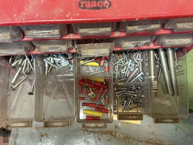 Lot 90 - rood en groene metalen ladekast met plastiek lades: diverse - afbeelding 4 van  9