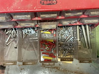 Lot 90 - rood en groene metalen ladekast met plastiek lades: diverse - afbeelding 4 van  9