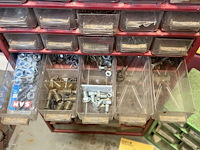 Lot 90 - rood en groene metalen ladekast met plastiek lades: diverse - afbeelding 5 van  9