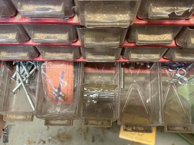 Lot 90 - rood en groene metalen ladekast met plastiek lades: diverse - afbeelding 6 van  9