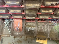 Lot 90 - rood en groene metalen ladekast met plastiek lades: diverse - afbeelding 6 van  9