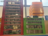 Lot 90 - rood en groene metalen ladekast met plastiek lades: diverse - afbeelding 8 van  9