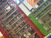 Lot 90 - rood en groene metalen ladekast met plastiek lades: diverse - afbeelding 9 van  9