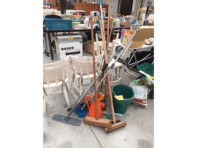 Lot 90 - schoonmaakmateriaal - afbeelding 1 van  5