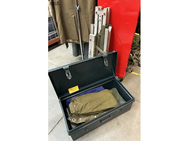 Lot 90 - vintage metalen legerkoffer met textiel + veldbed - afbeelding 1 van  3