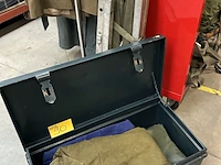 Lot 90 - vintage metalen legerkoffer met textiel + veldbed