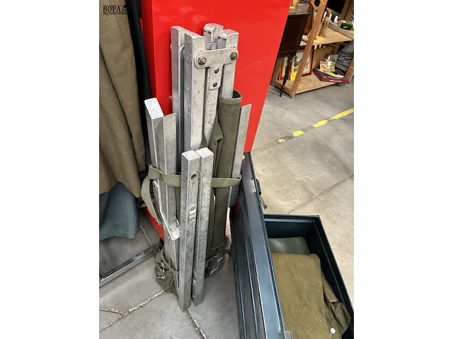 Lot 90 - vintage metalen legerkoffer met textiel + veldbed - afbeelding 2 van  3