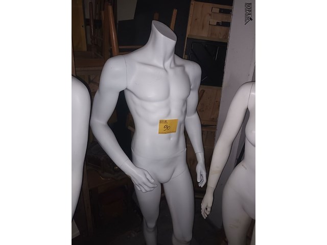 Lot 90 - witte paspop man op voet - afbeelding 1 van  3