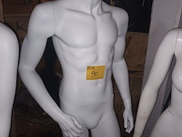 Lot 90 - witte paspop man op voet - afbeelding 1 van  3