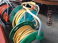 Lot 904 - tuinslang op haspel. 3 stuks - afbeelding 2 van  4