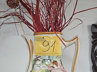 Lot 91 - capodimonte porseleinen kan/vaas - afbeelding 1 van  4