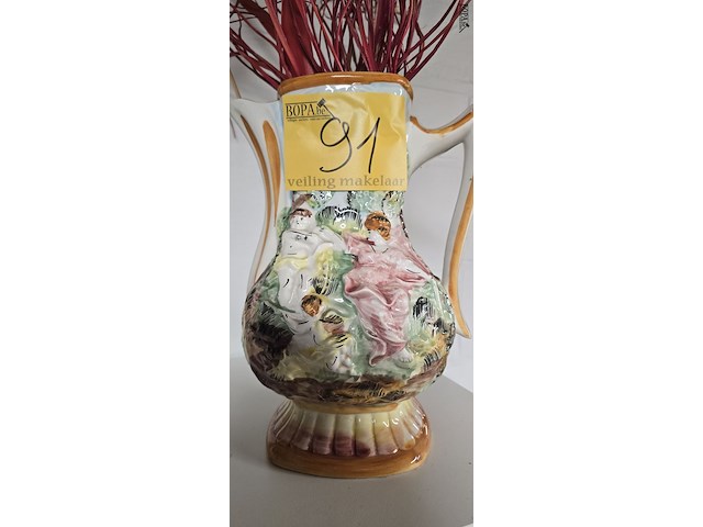 Lot 91 - capodimonte porseleinen kan/vaas - afbeelding 2 van  4