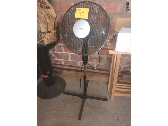 Lot 91 - domo ventilator op statief - afbeelding 1 van  2