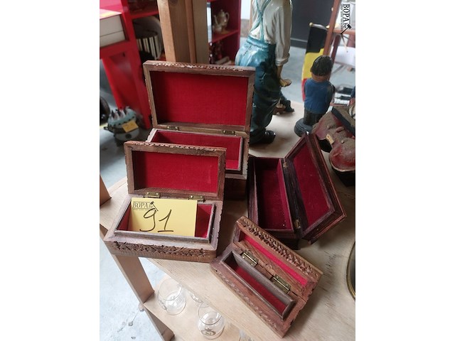 Lot 91 - gesculpteerde houten kistjes, 4 stuks - afbeelding 1 van  2