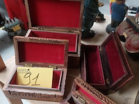 Lot 91 - gesculpteerde houten kistjes, 4 stuks - afbeelding 1 van  2