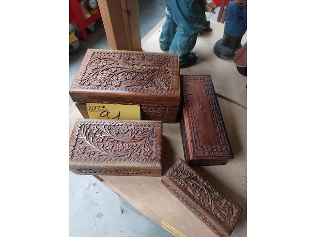 Lot 91 - gesculpteerde houten kistjes, 4 stuks - afbeelding 2 van  2