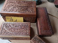 Lot 91 - gesculpteerde houten kistjes, 4 stuks - afbeelding 2 van  2
