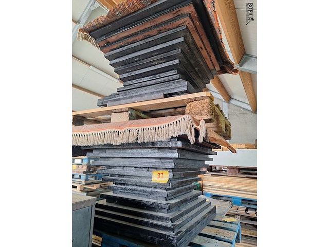 Lot 91 - houten tafel. 2 stuks - afbeelding 1 van  2