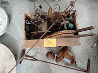 Lot 91 - kist diverse metalen decoratieve voorwerpen - afbeelding 1 van  1