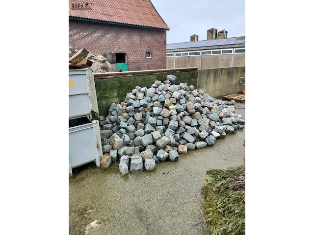 Lot 91 - lot losliggende kasseien - afbeelding 1 van  2