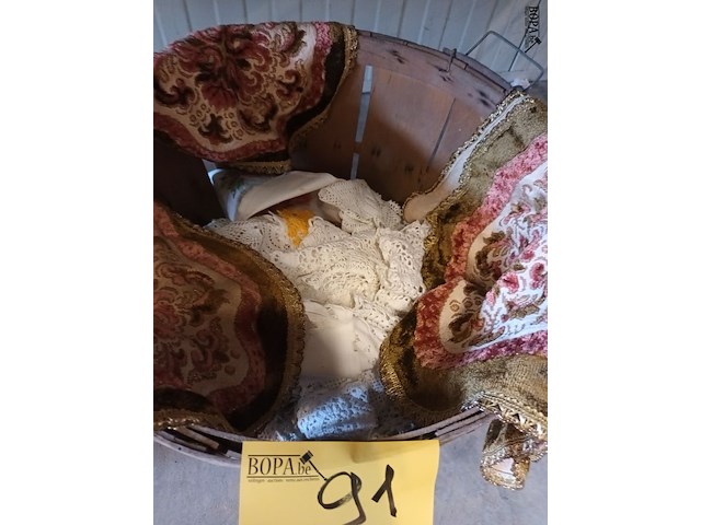 Lot 91 - mand met vintage onderleggers - afbeelding 1 van  2