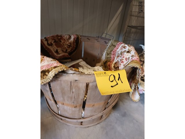 Lot 91 - mand met vintage onderleggers - afbeelding 2 van  2