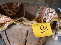 Lot 91 - mand met vintage onderleggers - afbeelding 2 van  2